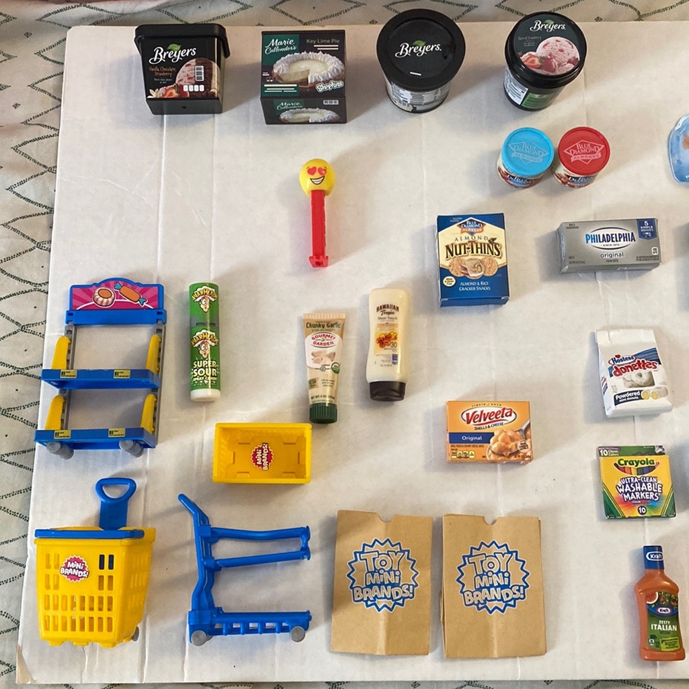 MINI BRANDS